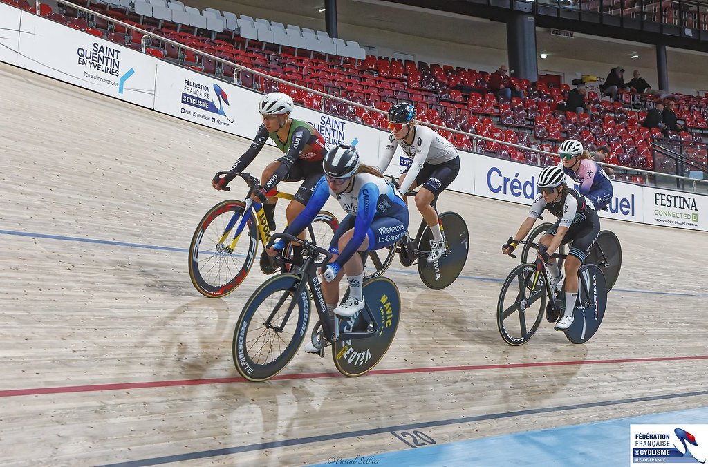 Course féminine sur l'anneau du Vélodrome National de Saint-Quentin-en-Yvelines